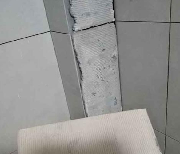 禅城瓷砖空鼓维修公司分享下厨房瓷砖脱落的补救措施。
